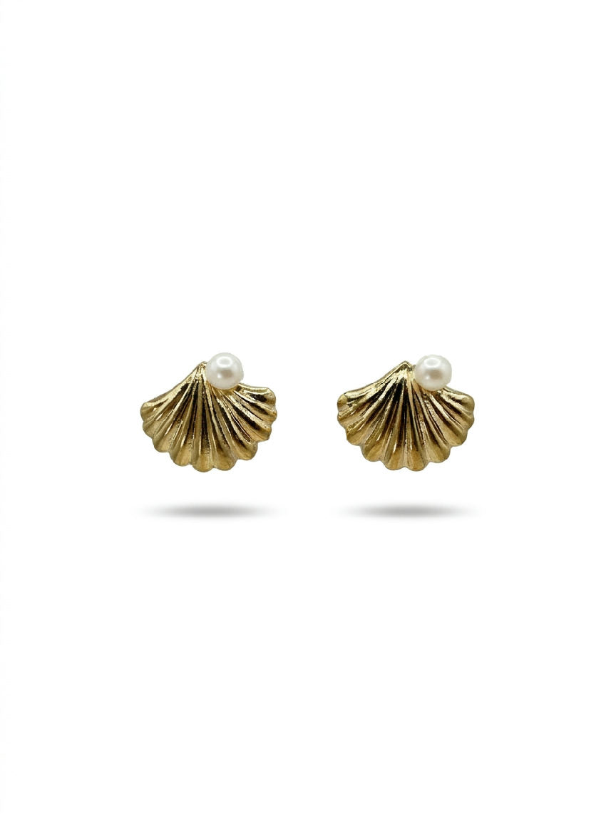 Glanzende zeeschelp oorbellen van duurzame legering, perfect voor een zomerse of strandachtige look, zonder handen.