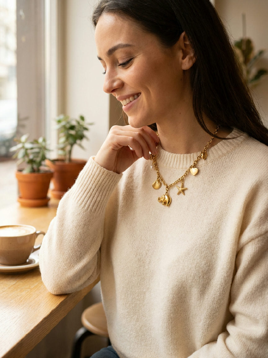 Close-up van een glanzende zilverkleurige ketting met een elegante olifantenhanger, gedragen om een hals