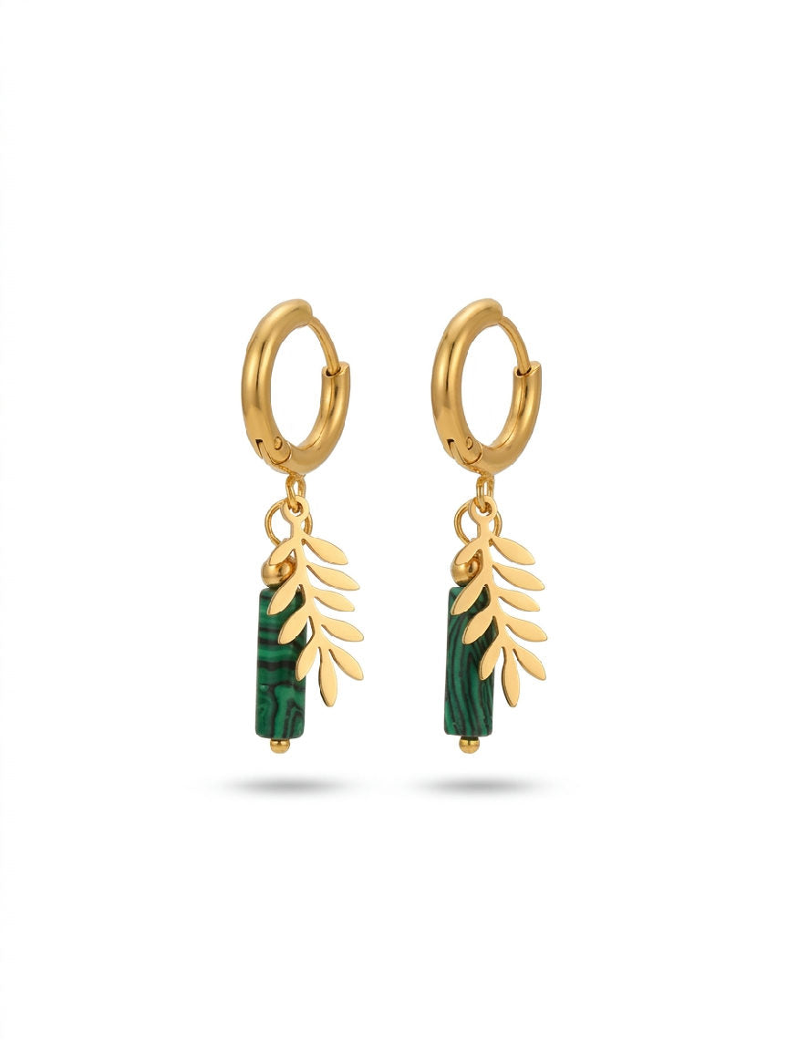 Gouden Olivia oorbellen van stainless steel met groene malachiet kralen en palmblad hangers, trendy dames sieraden