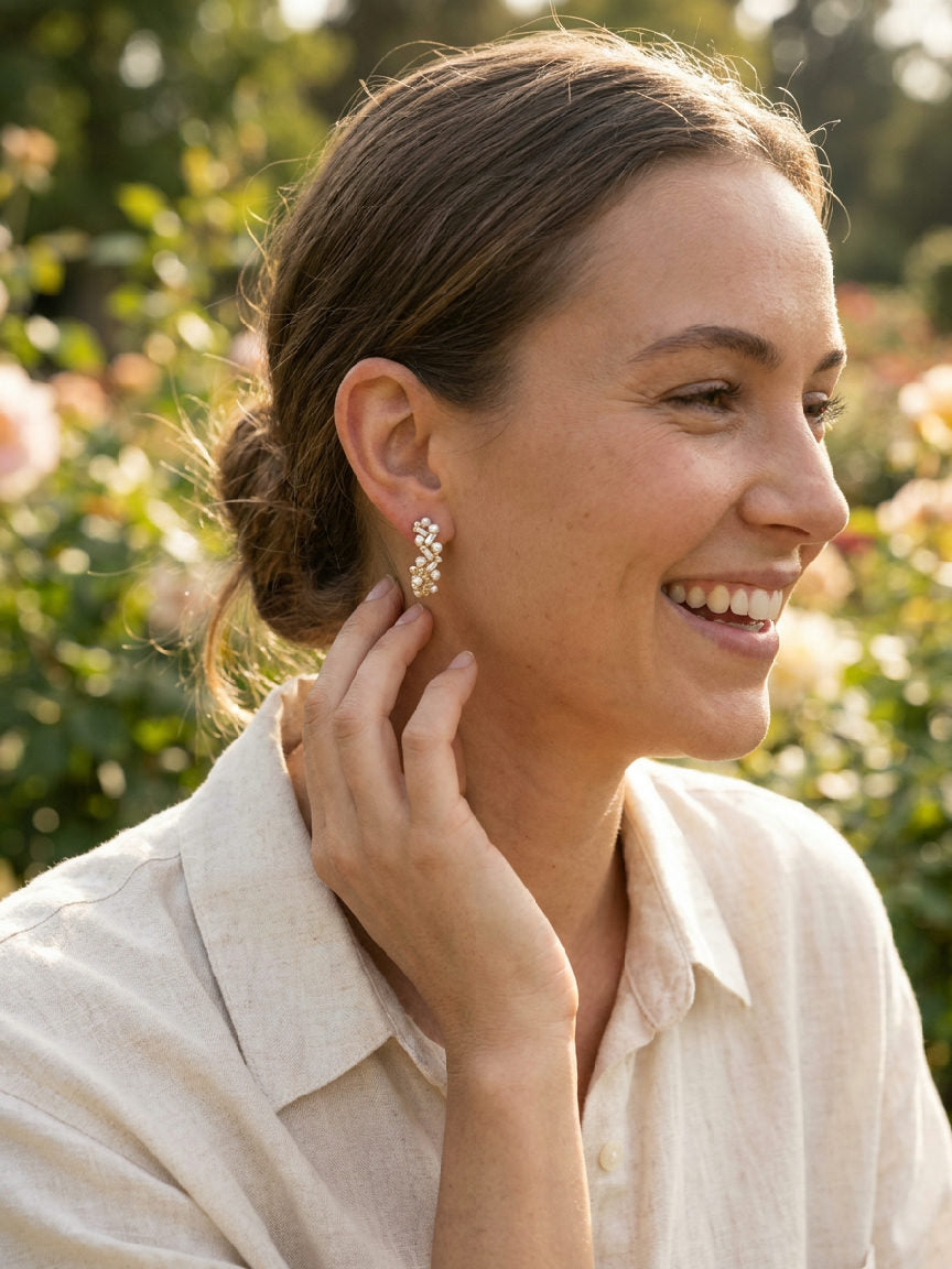 Glinsterende parelcluster oorbellen van roestvrij staal, elegant gedragen als modeaccessoire
