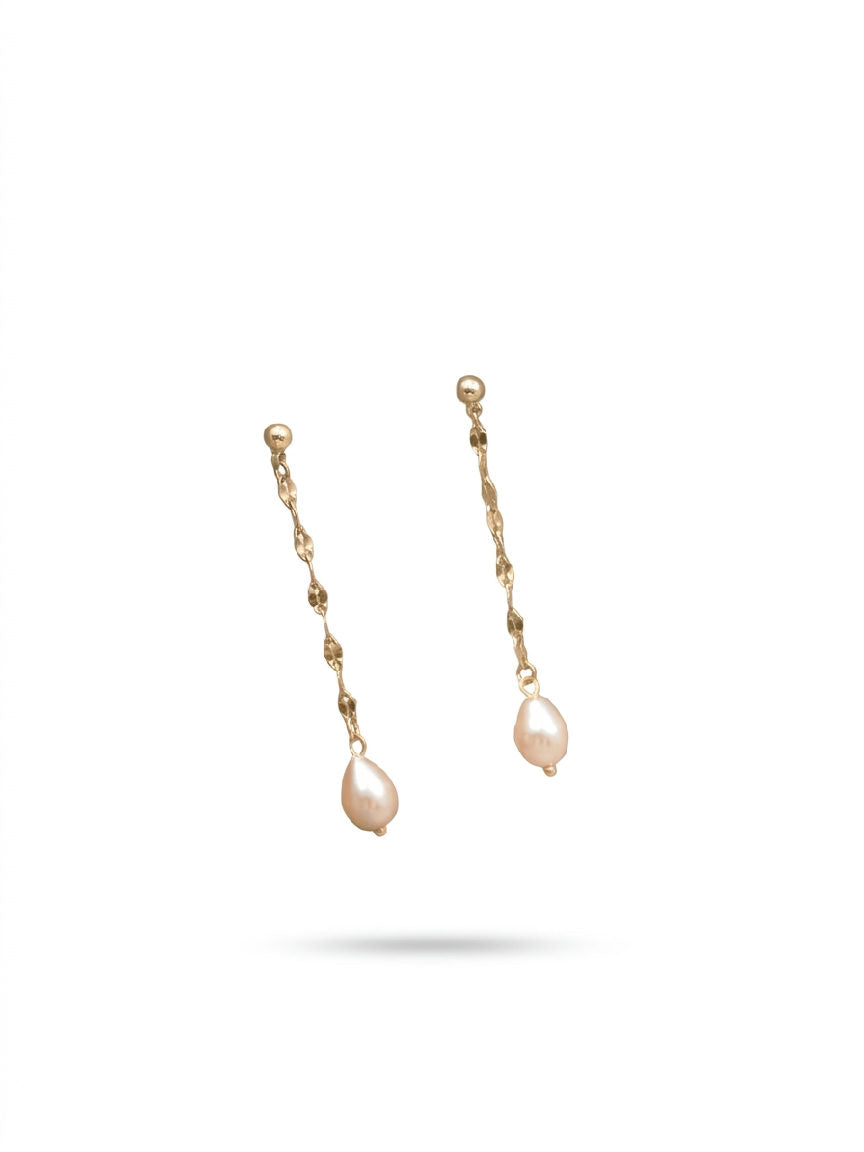 Elegante roze pareldruppels oorbellen in het wit, perfecte accessoire voor een verfijnde look