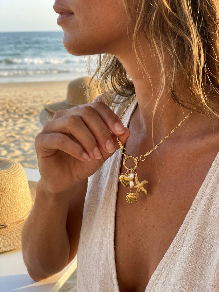 Elegante roestvrijstalen ketting met gedetailleerde zeester hanger, perfect voor een zomerse look, gedragen door een model.