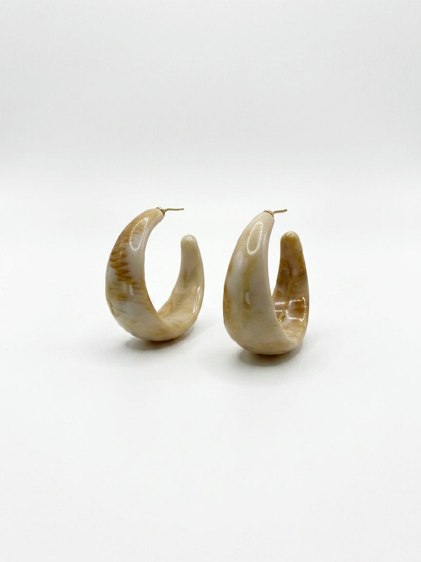 Sienna Swirl resin oorbellen met een uniek sienna en crème swirl patroon, lichtgewicht en vallend