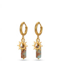 Gouden stainless steel oorbellen met zonnestraal en rechthoekige marmerlook hanger, Solea dames sieraden