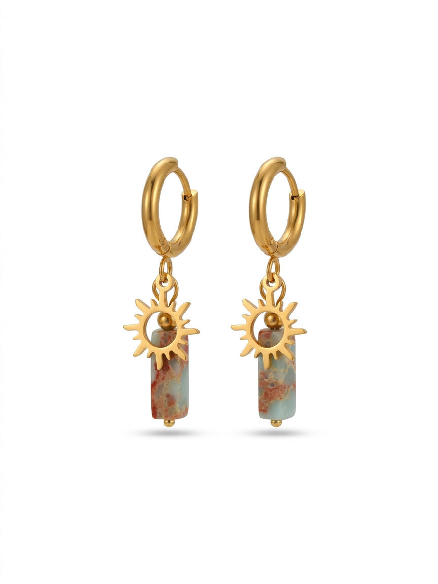 Gouden stainless steel oorbellen met zonnestraal en rechthoekige marmerlook hanger, Solea dames sieraden