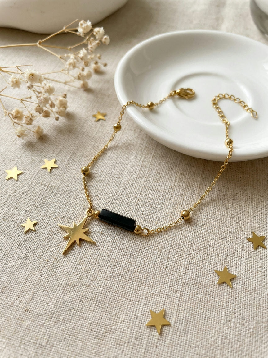 Glanzend Solène armband van roestvrij staal, elegant gepresenteerd op een effen achtergrond