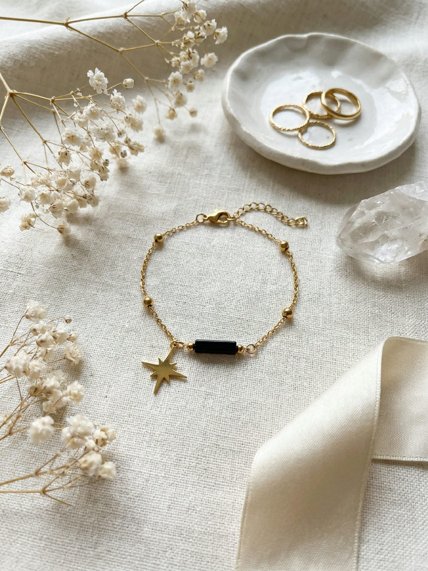 Elegante Solène armband van roestvrij staal in een flat lay presentatie, gladde en tijdloze schakels