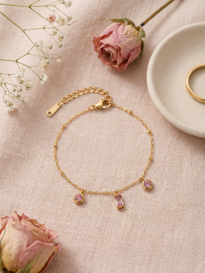 Elegante stalen armband van Jewellery by Mae met roze kristallen en veilige sluiting voor een delicate look