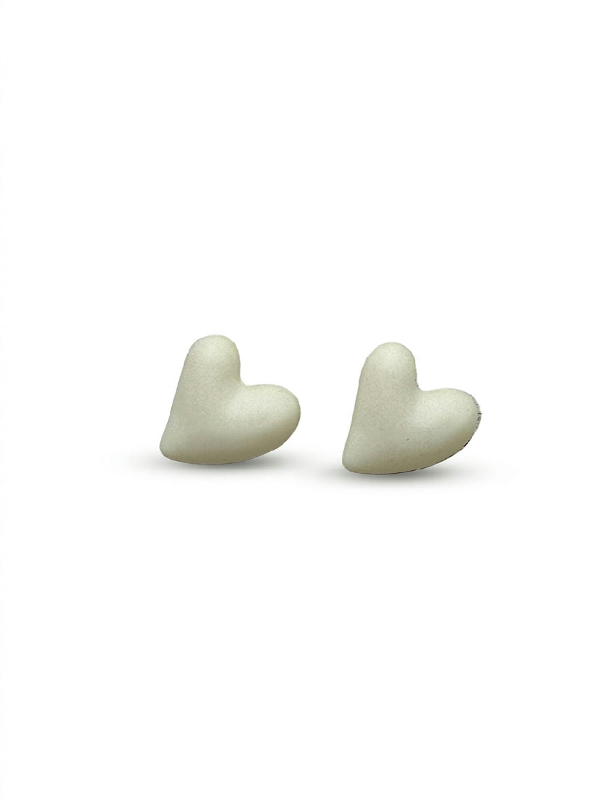 Elegante witte polymeerhars oorbellen met zachte hartvormige studs, minimalistisch en tijdloos accessoire voor dagelijks gebr