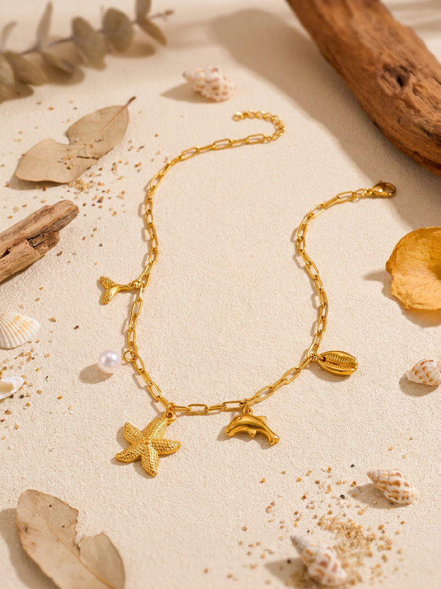 Elegante gouden ketting met een zeester hanger, plat gelegd op een neutrale achtergrond voor websitegebruik